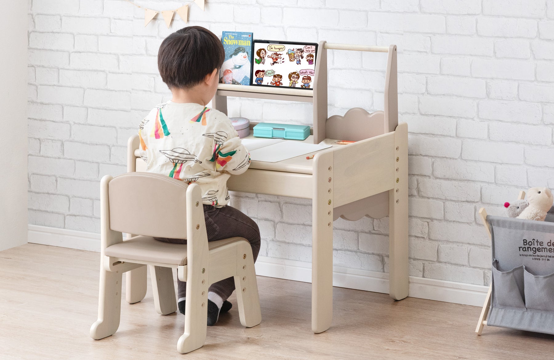 現役ママが考えた『上棚付きキッズデスク&チェアセット』発売