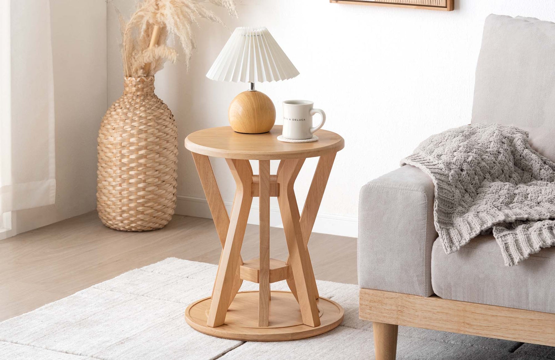 サイドテーブルになるスツールに２脚タイプ登場