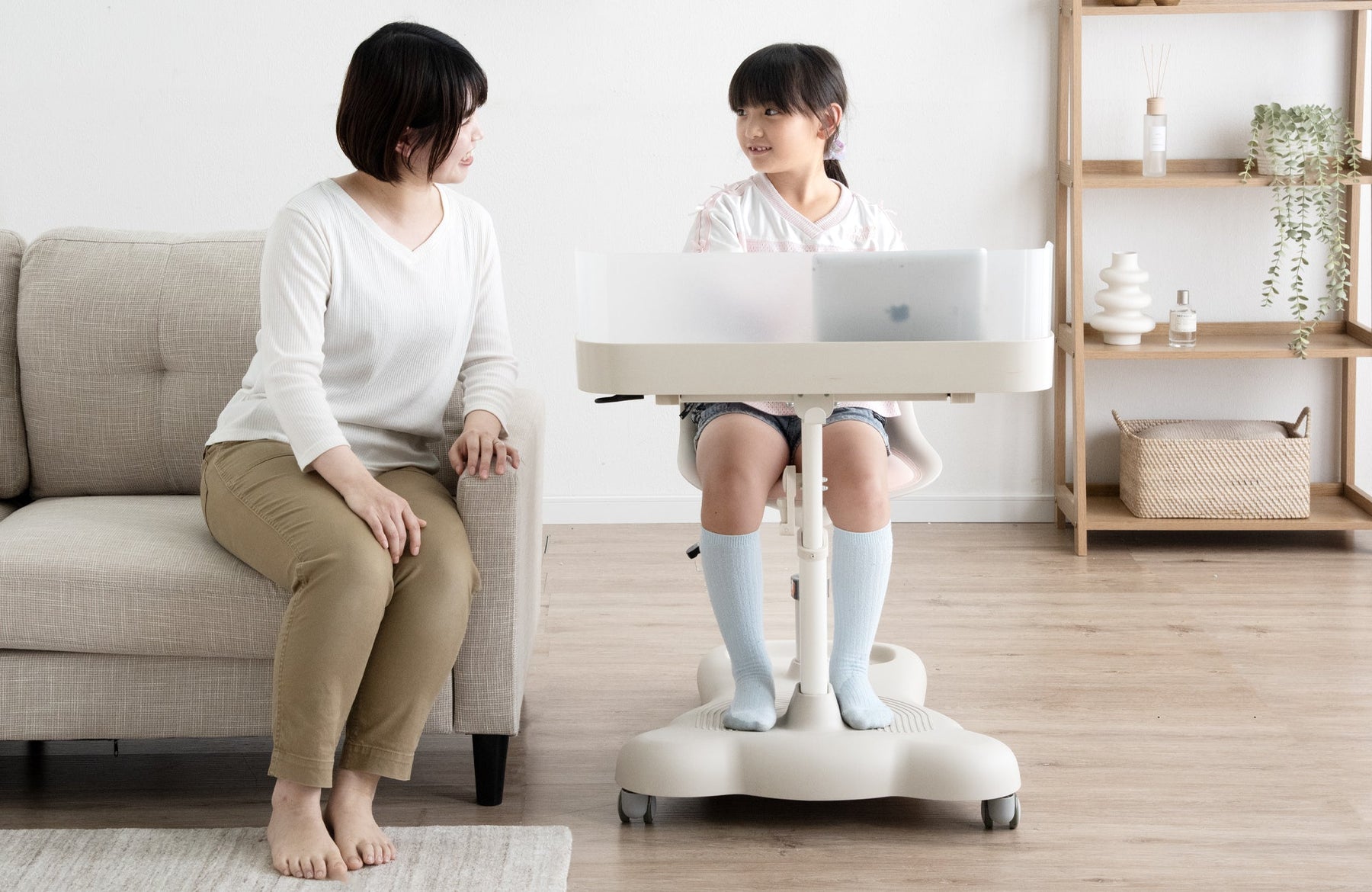 移動ができる「一体型デスク＆チェア」