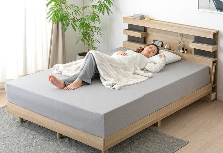 ［シングル］宮付きベッド ライト付き 2口コンセント 木製 宮棚 照明 ブックシェルフ ロースタイル【超大型商品】〔74800090〕